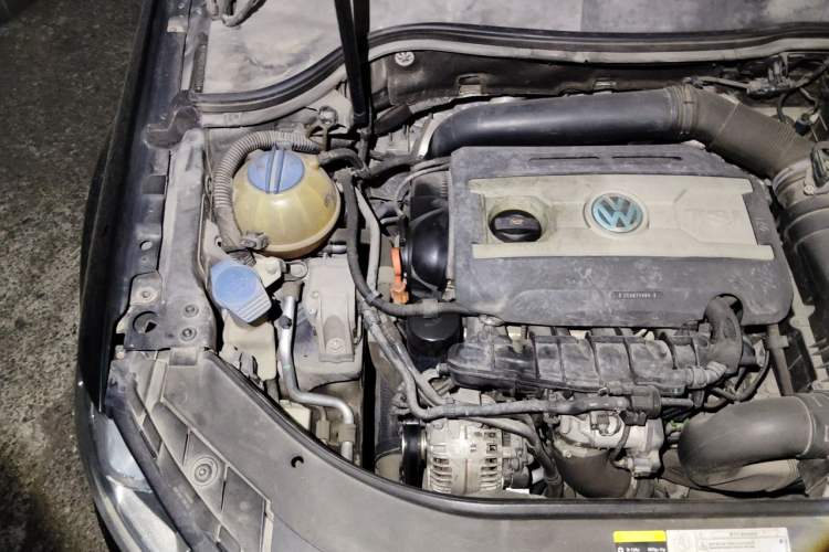 Used Volkswagen Magotan 2013 1.8TSI Luxury Model Engine Bay Right