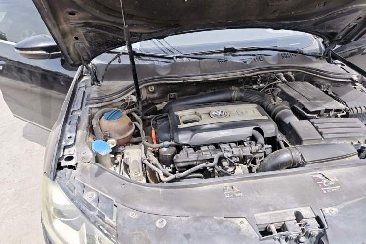 Used Volkswagen Magotan 2013 1.8TSI Premier Model Engine Bay Right