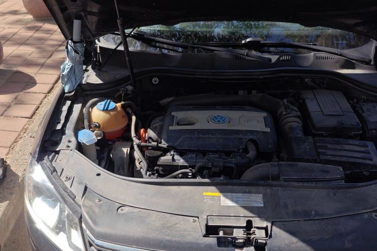 Used Volkswagen Magotan 2013 1.8TSI Prestige Model Engine Bay Right