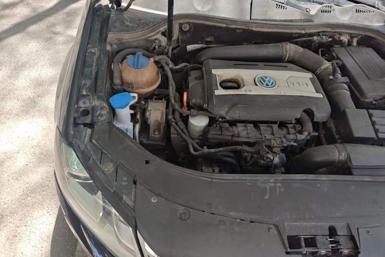 Used Volkswagen Magotan 2013 2.0 TSI Luxury Model Engine Bay Right