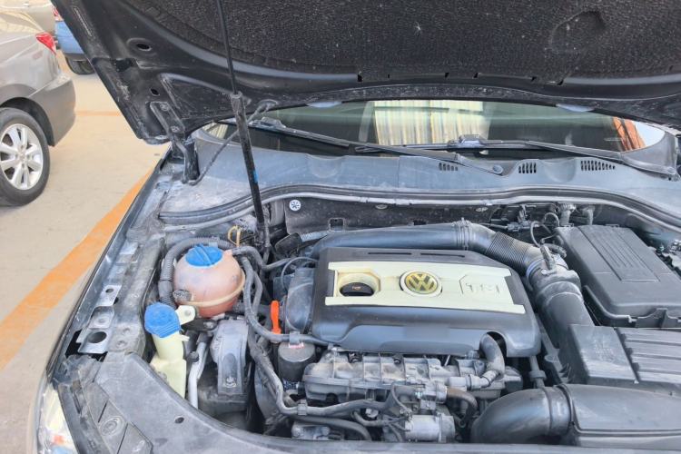 Used Volkswagen Magotan 2013 1.8TSI Luxury Model Engine Bay Right