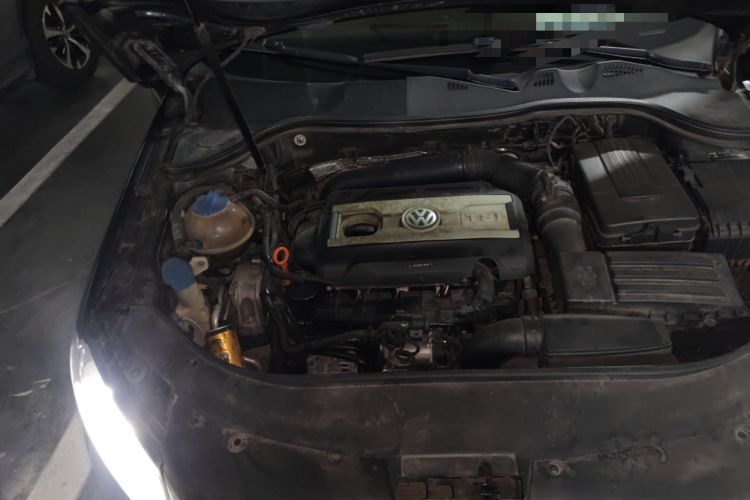 Used Volkswagen Magotan 2013 1.8TSI Prestige Model Engine Bay Right