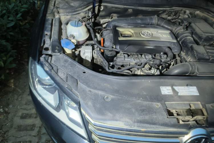 Used Volkswagen Magotan 2013 1.8TSI Prestige Model Engine Bay Right
