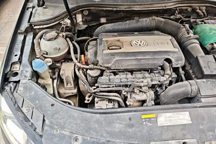 Used Volkswagen Magotan 2013 2.0 TSI Prestige Model Engine Bay Right