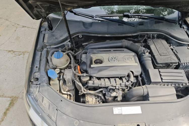 Used Volkswagen Magotan 2013 1.8TSI Premier Model Engine Bay Right