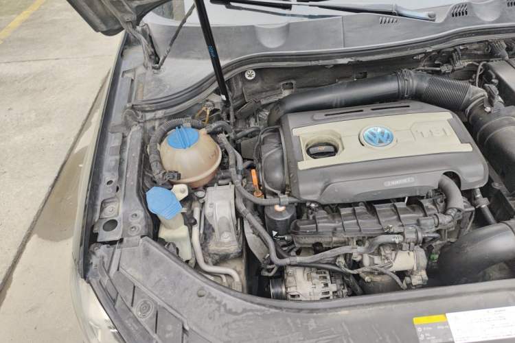 Used Volkswagen Magotan 2013 1.8TSI Luxury Model Engine Bay Right