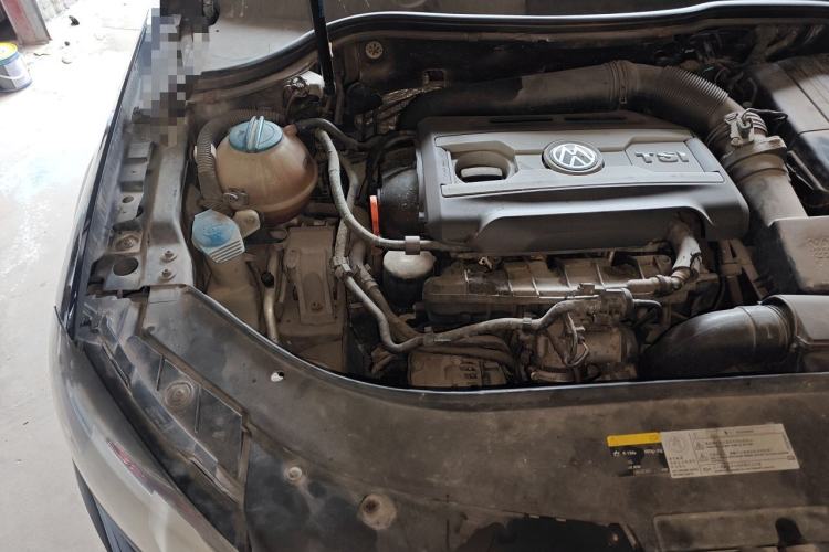 Used Volkswagen Magotan 2013 1.8TSI Premier Model Engine Bay Right