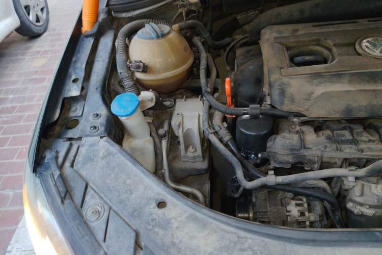 Used Volkswagen Magotan 2013 1.8TSI Premier Model Engine Bay Right