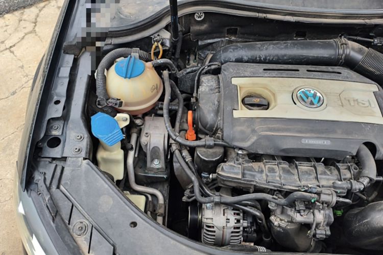 Used Volkswagen Magotan 2013 1.8TSI Comfort Model Engine Bay Right