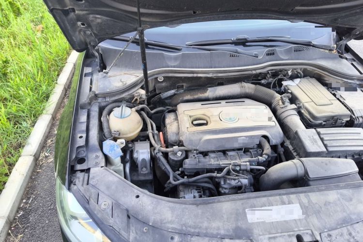 Used Volkswagen Magotan 2013 2.0 TSI Prestige Model Engine Bay Right