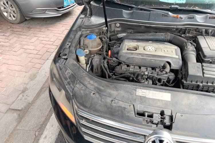 Used Volkswagen Magotan 2013 1.8TSI Luxury Model Engine Bay Right