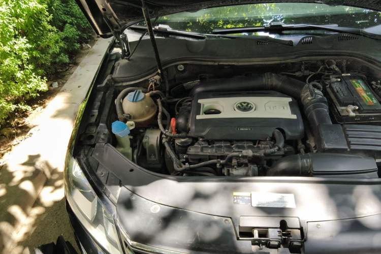 Used Volkswagen Magotan 2013 2.0 TSI Prestige Model Engine Bay Right