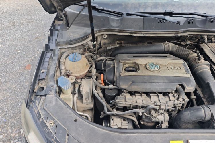 Used Volkswagen Magotan 2013 1.8TSI Premier Model Engine Bay Right