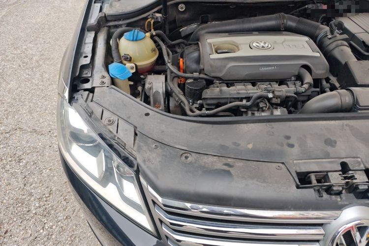 Used Volkswagen Magotan 2013 1.8TSI Prestige Model Engine Bay Right