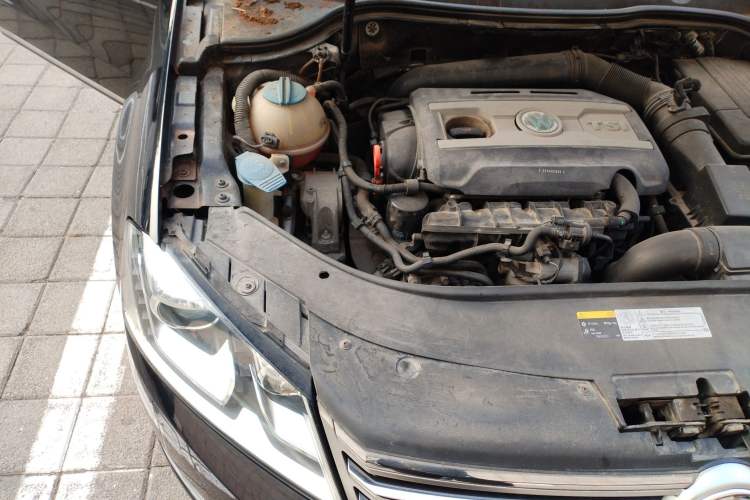 Used Volkswagen Magotan 2013 1.8TSI Premier Model Engine Bay Right