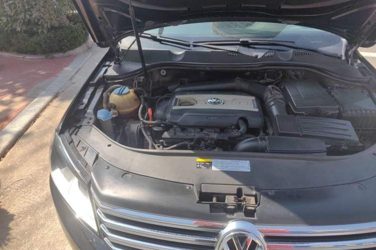 Used Volkswagen Magotan 2013 1.8TSI Premier Model Engine Bay Right