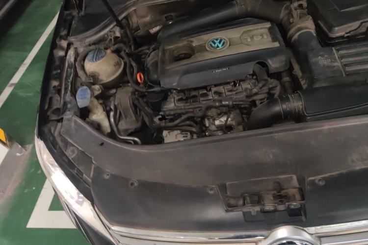 Used Volkswagen Magotan 2013 1.8TSI Luxury Model Engine Bay Right