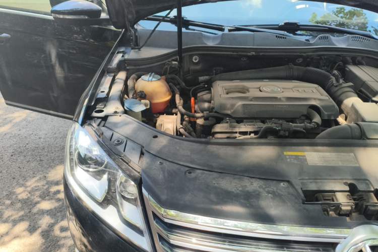 Used Volkswagen Magotan 2013 1.8TSI Luxury Model Engine Bay Right