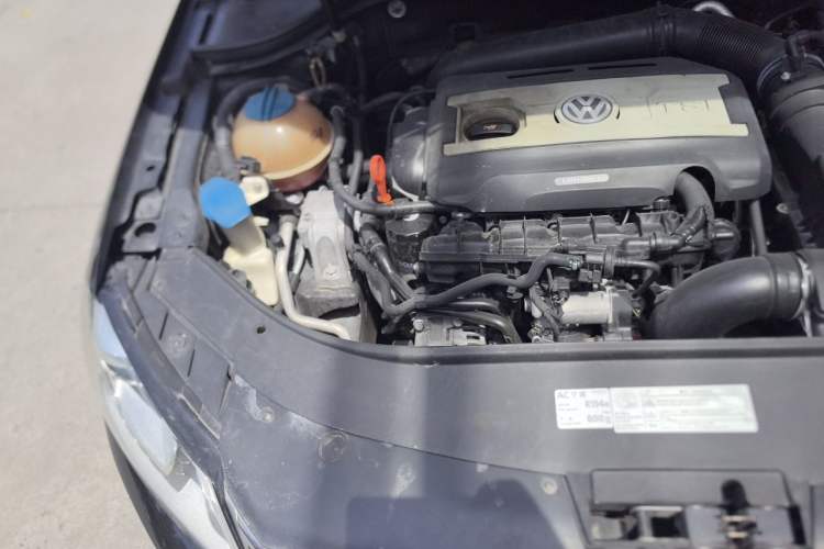 Used Volkswagen Magotan 2013 1.8TSI Prestige Model Engine Bay Right