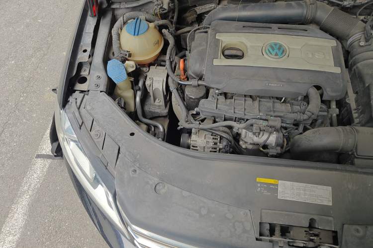 Used Volkswagen Magotan 2013 1.8TSI Luxury Model Engine Bay Right