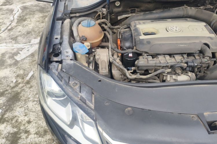 Used Volkswagen Magotan 2013 1.8TSI Luxury Model Engine Bay Right