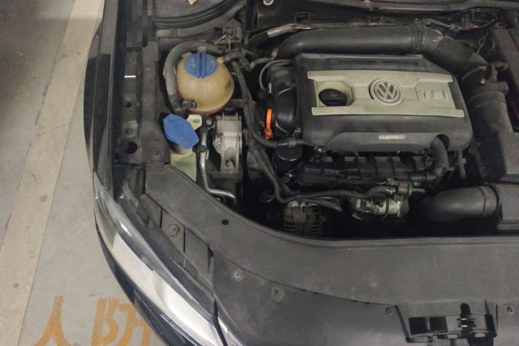 Used Volkswagen Magotan 2013 1.8TSI Premier Model Engine Bay Right
