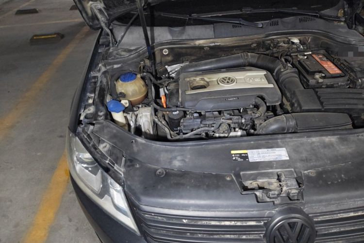 Used Volkswagen Magotan 2013 1.8TSI Luxury Model Engine Bay Right