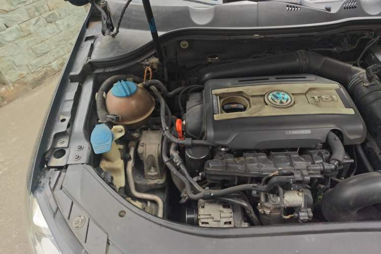 Used Volkswagen Magotan 2013 2.0 TSI Luxury Model Engine Bay Right