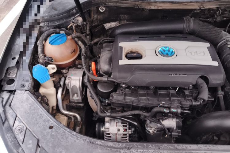 Used Volkswagen Magotan 2013 1.8TSI Luxury Model Engine Bay Right