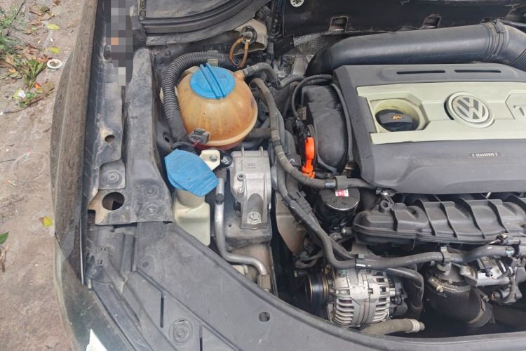 Used Volkswagen Magotan 2013 1.8TSI Premier Model Engine Bay Right