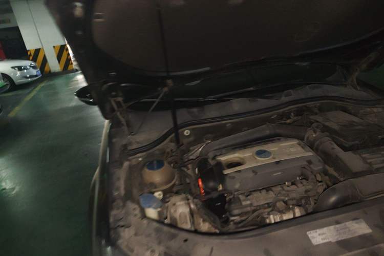 Used Volkswagen Magotan 2013 1.8TSI Luxury Model Engine Bay Right
