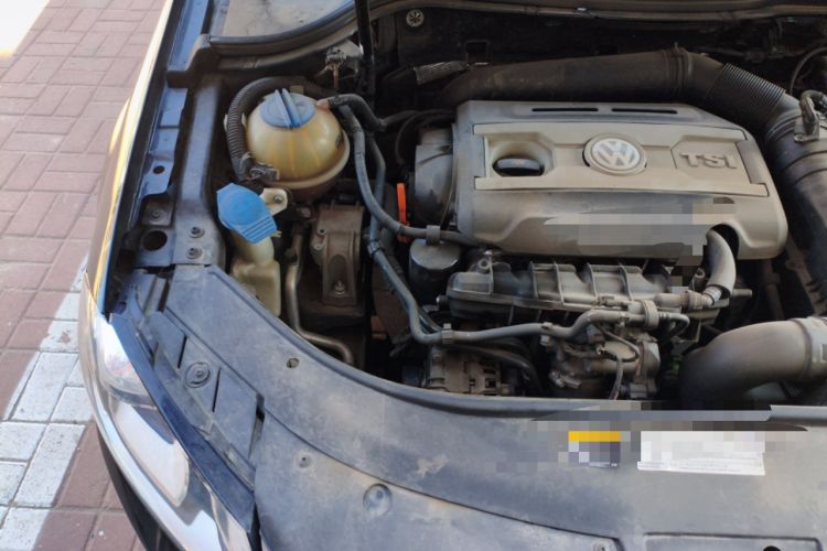 Used Volkswagen Magotan 2013 2.0 TSI Prestige Model Engine Bay Right