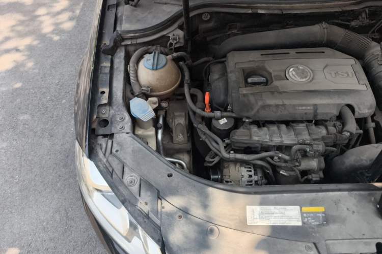 Used Volkswagen Magotan 2013 1.8TSI Luxury Model Engine Bay Right