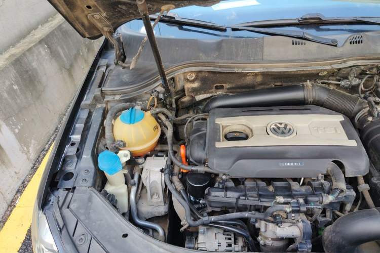 Used Volkswagen Magotan 2013 2.0 TSI Luxury Model Engine Bay Right
