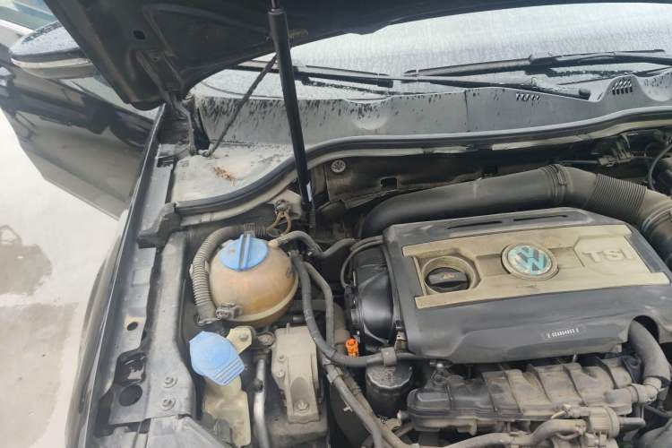 Used Volkswagen Magotan 2013 1.8TSI Prestige Model Engine Bay Right