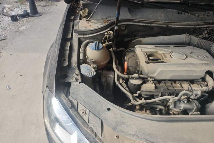 Used Volkswagen Magotan 2013 1.8TSI Premier Model Engine Bay Right