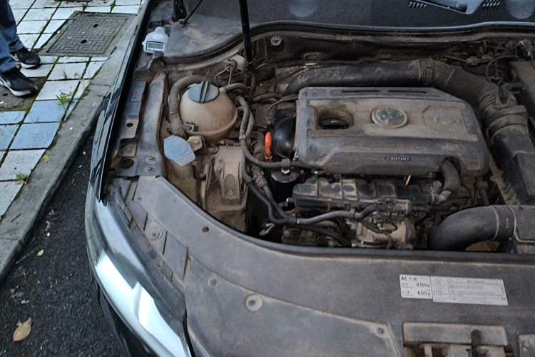 Used Volkswagen Magotan 2013 1.8TSI Premier Model Engine Bay Right