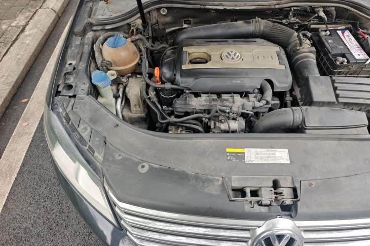 Used Volkswagen Magotan 2013 1.8TSI Premier Model Engine Bay Right