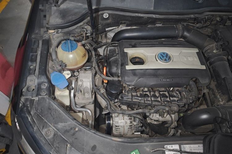 Used Volkswagen Magotan 2013 1.8TSI Premier Model Engine Bay Right