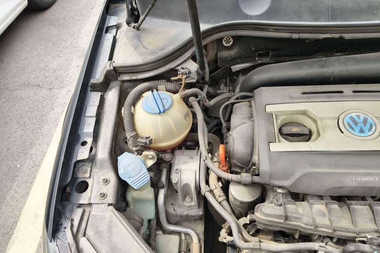 Used Volkswagen Magotan 2013 1.8TSI Comfort Model Engine Bay Right