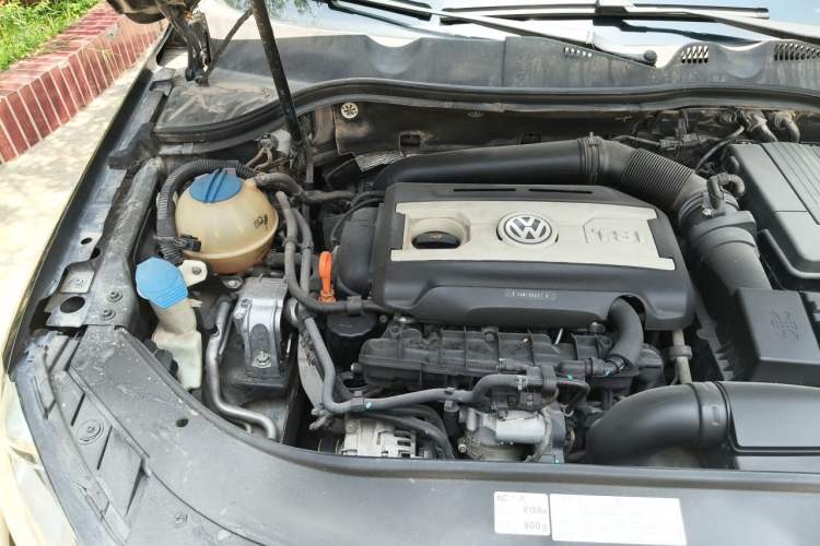Used Volkswagen Magotan 2013 2.0 TSI Ultimate Model Engine Bay Right