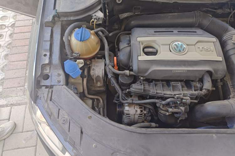 Used Volkswagen Magotan 2013 1.8TSI Luxury Model Engine Bay Right