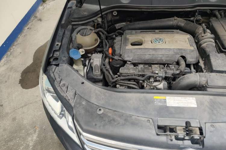 Used Volkswagen Magotan 2013 1.8TSI Luxury Model Engine Bay Right