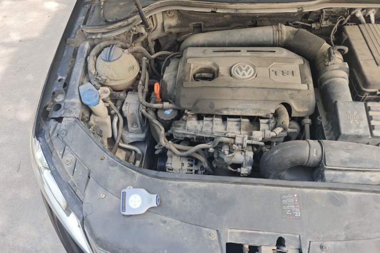 Used Volkswagen Magotan 2013 1.8TSI Prestige Model Engine Bay Right
