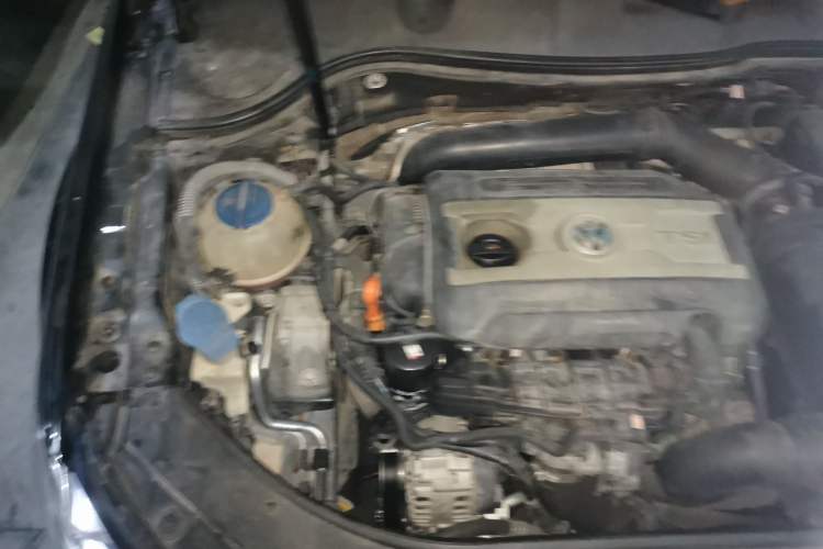 Used Volkswagen Magotan 2013 2.0 TSI Luxury Model Engine Bay Right