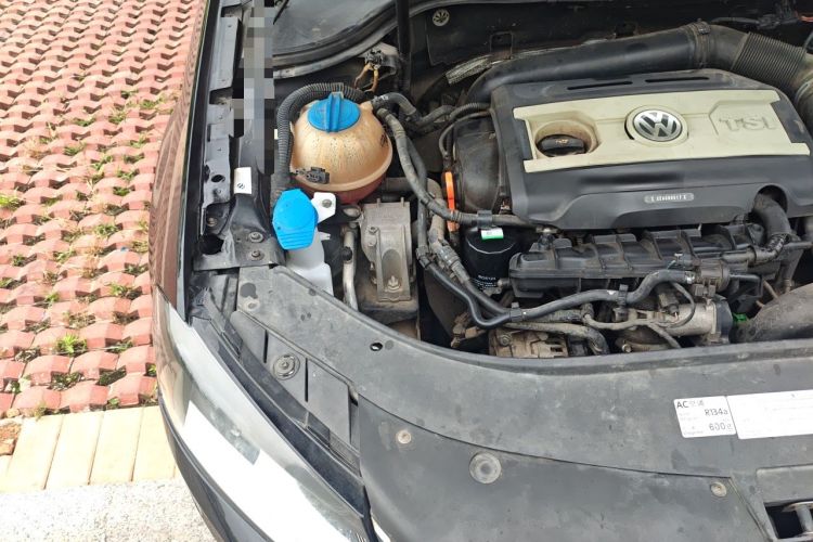 Used Volkswagen Magotan 2013 1.8TSI Comfort Model Engine Bay Right