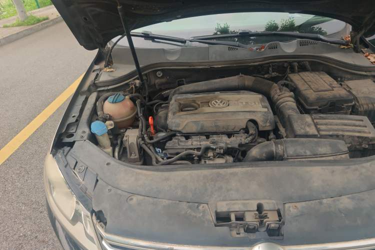 Used Volkswagen Magotan 2013 1.8TSI Luxury Model Engine Bay Right