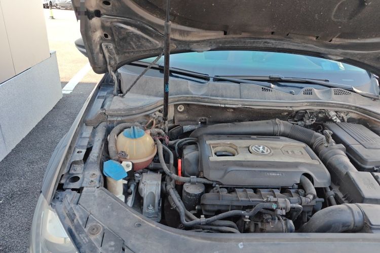 Used Volkswagen Magotan 2013 1.8TSI Luxury Model Engine Bay Right