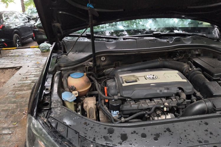 Used Volkswagen Magotan 2013 1.8TSI Premier Model Engine Bay Right