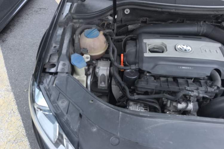 Used Volkswagen Magotan 2013 2.0 TSI Luxury Model Engine Bay Right